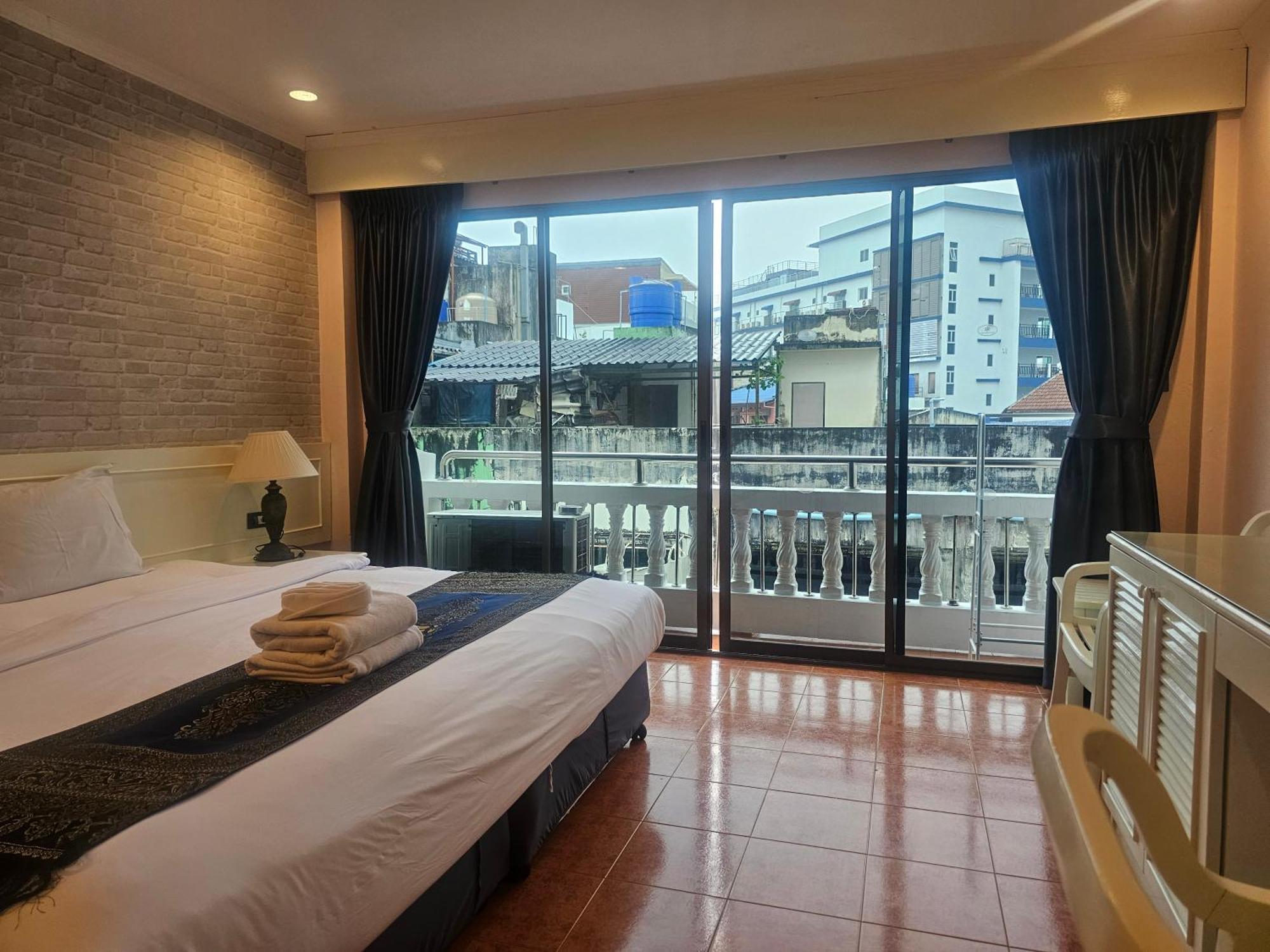 Patong Central Residence & Apartment Rum bild