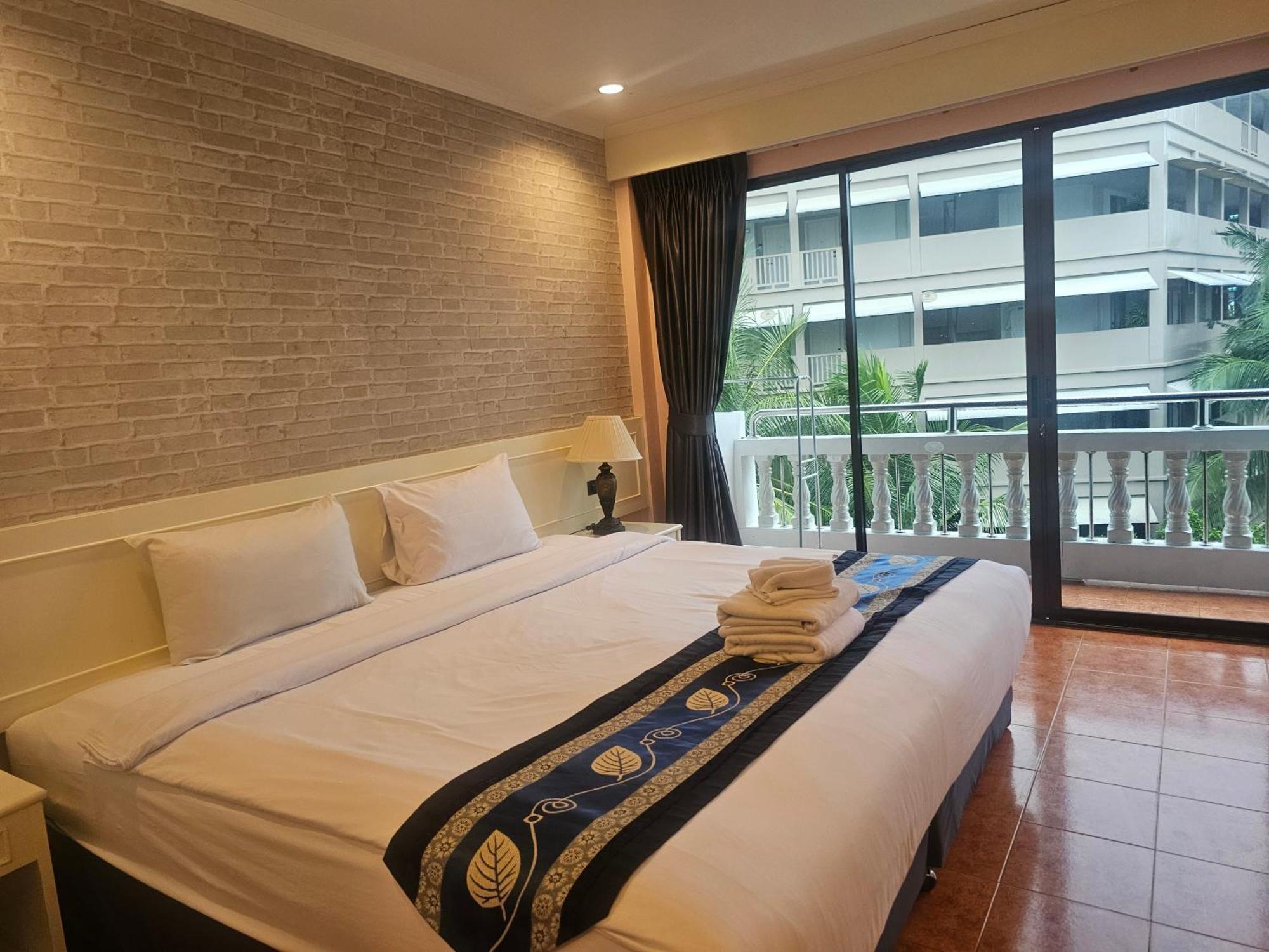 Patong Central Residence & Apartment Exteriör bild