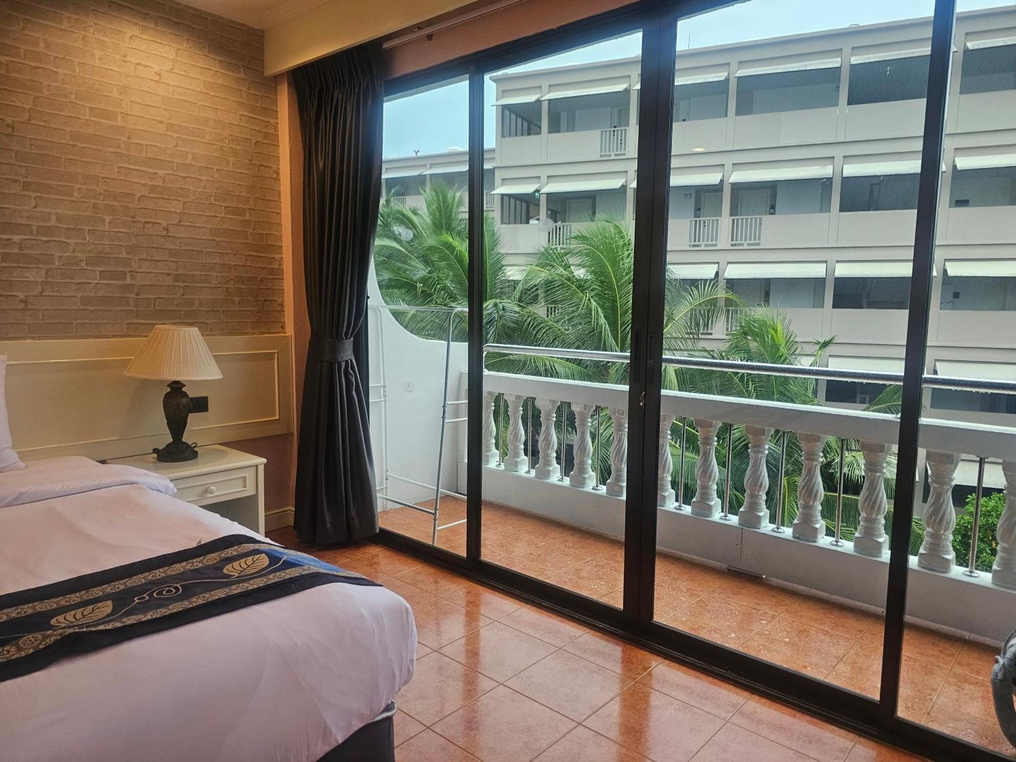 Patong Central Residence & Apartment Rum bild